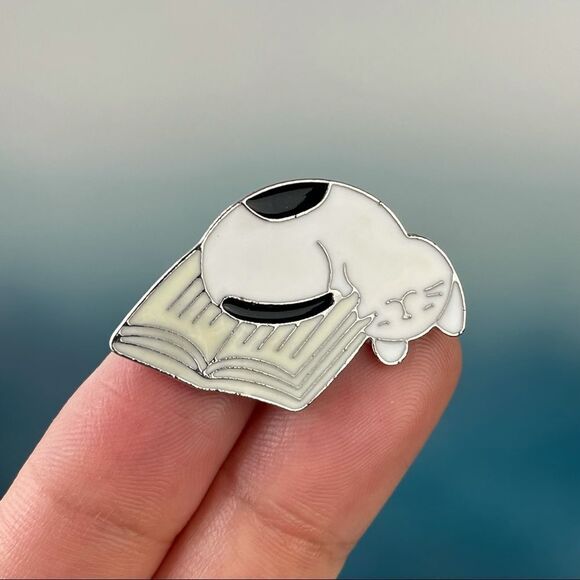 Sleeping Cat & Book Enamel Pin/ Brooch Lapel - Picture 1 of 6